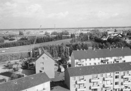 ARH Slg. Bartling 825, Blick über die Dächer der Nordstadt nach Osten auf die Umgehungstraße (B 6) und die Firma Kali-Chemie Pharma GmbH vom Kirchturm der katholischen Kirche, um 1970