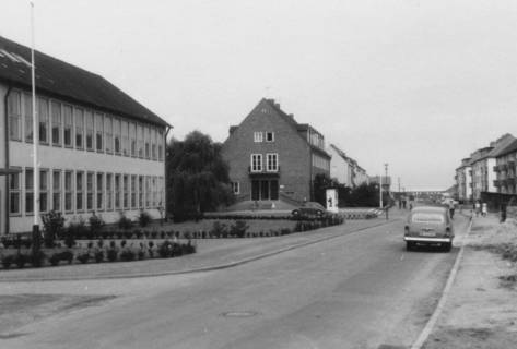 ARH Slg. Bartling 826, Goethestraße, Blick von der Geibelstraße auf die Berufsschule und den Sitz der Allgemeinen Ortskrankenkasse (AOK) nach Norden, Neustadt a. Rbge., um 1970
