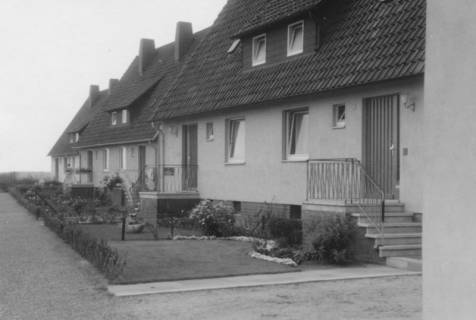 ARH Slg. Bartling 827, Goetheplatz, neue Einfamilienhäuser (Reihenhäuser), Neustadt a. Rbge., um 1970