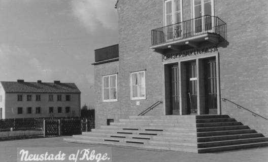 ARH Slg. Bartling 829, Goethestraße 15, Eingang zum Gebäude der AOK, Neustadt a. Rbge., um 1970