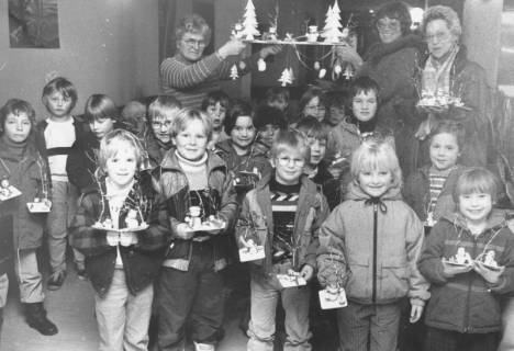 ARH Slg. Bartling 834, Kinder und Personal des Kindergartens am Krankenhaus (?) zeigen ihre Weihnachtsbastelei, Neustadt a. Rbge., um 1980