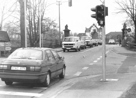 ARH Slg. Bartling 841, Hannoversche Straße, Blick von der Einmündung der Suttorfer Straße über die stark befahrene Straße nach Westen auf die Löwenbrücke und das Amtsgerichtsgebäude, Neustadt a. Rbge., nach 1988