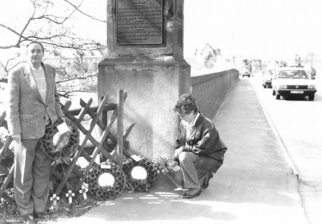 ARH Slg. Bartling 843, Hannoversche Straße, südlicher Pfeiler an der Löwenbrücke, Kranzniederlegung an der Gedenktafel für die 24 britischen Sodaten, die bei der Sprengung der Brücke am 7. April 1945 ihr Leben verloren, Neustadt a. Rbge., um 1990