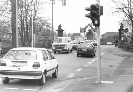 ARH Slg. Bartling 845, Hannoversche Straße, Blick von der Einmündung der Suttorfer Straße über die stark befahrene Straße nach Westen auf die Löwenbrücke und das Amtsgerichtsgebäude, Neustadt a. Rbge., nach 1988