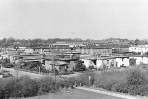 ARH Slg. Bartling 846, Siedlungsgebiet am Silbernkamp, Blick vom Rodelberg am Spielplatz auf die Ecke Albert-Schweitzer-Straße / Leibnizstraße, Neustadt a. Rbge., um 1980