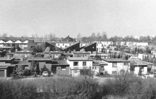 ARH Slg. Bartling 847, Siedlungsgebiet am Silbernkamp, Blick vom Rodelberg am Spielplatz auf die Albert-Schweizer-Straße und die Häuser südlich der Leibnizstraße, Neustadt a. Rbge., um 1980