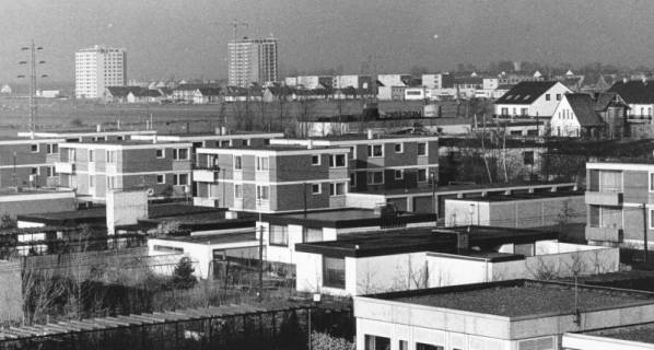 ARH Slg. Bartling 850, Siedlungsgebiet am Silbernkamp, Blick über die Dächer der Häuser vom Hallenbad nach Westen auf die Hochhäuser an der Siemensstraße, Neustadt a. Rbge., um 1990