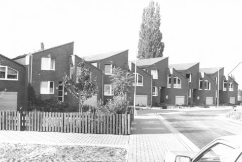 ARH Slg. Bartling 851, Neubaugebiet an der Hans-Böckler-Straße, Blick auf die Fronten der Häuser an der Walter-Gropius-Straße, Neustadt a. Rbge., um 1990
