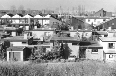 ARH Slg. Bartling 852, Siedlungsgebiet am Silbernkamp, Blick vom Rodelberg am Spielplatz auf die Häuser an der Albert-Schweitzer-Straße und südlich der Leibnizstraße, im Hintergrund das Hallenbad und das Gymnasium, Neustadt a. Rbge., um 1980