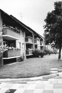 ARH Slg. Bartling 858, Marschstraße, traufenständige Mehrfamilienhäuser des Bauvereins, Straßenansicht mit Balkonen, Neustadt a. Rbge., um 1980