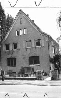 ARH Slg. Bartling 860, Wunstorfer Straße 12, Abriss des Freymuthschen Hauses (neben der Firma Schlüter) zugunsten einer Einfahrt zum Bahnhof, Neustadt a. Rbge., um 1970