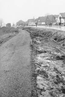 ARH Slg. Bartling 862, Moordorfer Straße / Einmündung in die Wunstorfer Straße, Bau eines Fahrradwegs, Blick nach Nordosten, Neustadt a. Rbge., um 1970