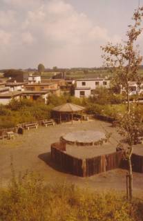 ARH Slg. Bartling 867, Silbernkamp, Spielplatz an der Albert-Schweitzer-Straße, Blick vom Berg auf den Sandkasten, Neustadt a. Rbge., um 1980