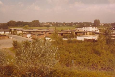 ARH Slg. Bartling 868, Silbernkamp, im Bau befindliche Bungalows am Marie-Curie-Weg / Behringstraße, Blick vom Berg am Spielplatz an der Albert-Schweitzer-Straße nach Nordosten, Neustadt a. Rbge., um 1980