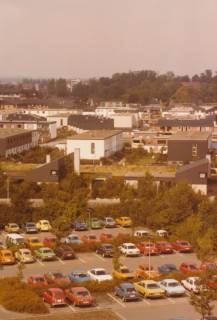 ARH Slg. Bartling 869, Silbernkamp, Parkplatz am Krankenhaus, Eigenheime an der Albert-Schweitzer-Straße und an der Leibnizstraße, Blick vom Krankenhaus nach Norden, Neustadt a. Rbge., um 1980