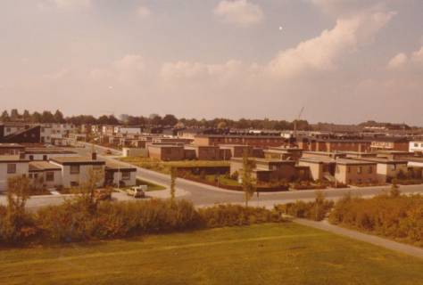 ARH Slg. Bartling 872, Silbernkamp, Albert-Schweitzer-Straße, Abzweigung der Leibnizstraße, Blick vom Berg auf dem Spielplatz nach Westen, Neustadt a. Rbge., um 1980