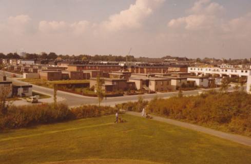 ARH Slg. Bartling 873, Silbernkamp, Albert-Schweitzer-Straße, Abzweigung der Leibnizstraße, Blick vom Berg auf dem Spielplatz nach Westen, Neustadt a. Rbge., um 1980