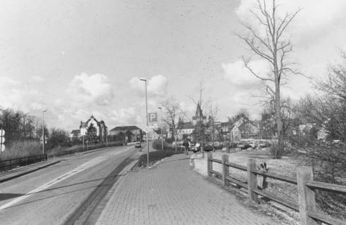 ARH Slg. Bartling 875, Herzog-Erich-Allee, Blick von der Löwenbrücke nach Westen auf das Amtsgericht und die Kirche, Neustadt a. Rbge., um 1980