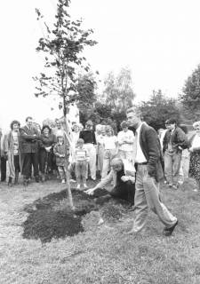 ARH Slg. Bartling 880, Baum-Pflanzung durch die Neue Heimat im Beisein der Öffentlichkeit, Neustadt a. Rbge., um 1980