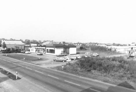 ARH Slg. Bartling 883, Mecklenhorster Straße 23, Renk-Autoteile, Blick über die Straße nach Nordwesten, Neustadt a. Rbge., um 1980