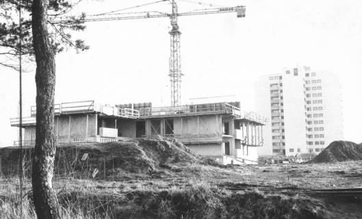 ARH Slg. Bartling 888, Bau des Hochhauses an der Schubertstraße 4, Blick von der Torfbahn im Norden über die Grundmauern auf den Baukran, im Hintergrund das fertige Hochhaus an der Siemensstraße, Neustadt a. Rbge., 1974