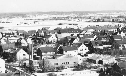 ARH Slg. Bartling 889, Gemeindezentrum der evangelischen Johannes-Kirchengemeinde und Umgebung, leicht verschneit, Blick vom Hochhaus an der Schubertstraße nach Norden, Neustadt a. Rbge., um 1975