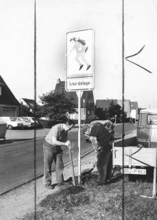 ARH Slg. Bartling 898, Landwehr 54, Aufstellung eines Warnschildes für Autofahrer ("Schul-Anfänger") vor der Einmündung der Straße Ahnsförth, Neustadt a. Rbge., 1973