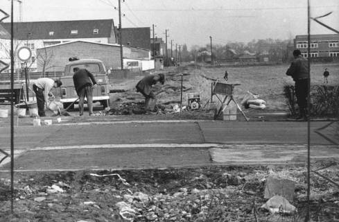 ARH Slg. Bartling 905, Im Heidland, Beseitigung der Bundesbahn-Gleisanlagen am Straßenübergang, Anlage des Fußwegs "Am Hüttengleis", 1973