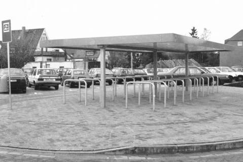 ARH Slg. Bartling 906, An der Eisenbahn, neuer Parkplatz ("Park+Ride") und bedachter Fahrradabstellplatz auf der Westseite des Bahnhofs, Neustadt a. Rbge., um 1980