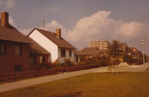ARH Slg. Bartling 910, Schumannweg 17-19, Blick vorbei an den Reihenhäusern auf das Hochhaus Siemensstraße 62 nach Norden, Neustadt a. Rbge., um 1975