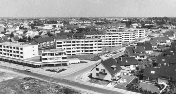 ARH Slg. Bartling 912, Beethovenstraße 2-24, Blick vom Hochhaus Siemensstraße 62 nach Nordosten, Neustadt a. Rbge., um 1975