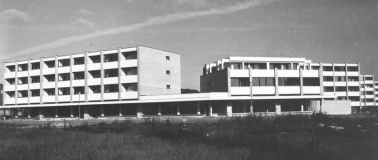ARH Slg. Bartling 915, Im Heidland 27, Ecke Beethovenstraße, Blick auf das Wohn- und Einkaufszentrum nach Nordosten, Neustadt a. Rbge., 1972