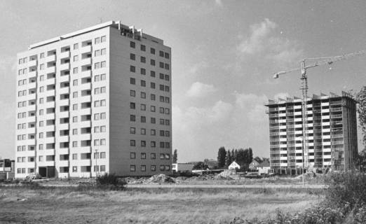 ARH Slg. Bartling 918, Siemensstraße 62, Blick auf das Hochhaus und auf das im Bau befindliche Hochhaus Schubertstraße 4 nach Norden, Neustadt a. Rbge., um 1973