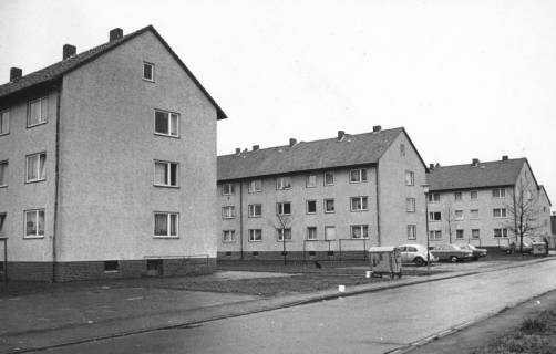 ARH Slg. Bartling 928, Dyckerhoffstraße 12-30, Mietshäuser, Blick nach Osten, Neustadt a. Rbge., 1973