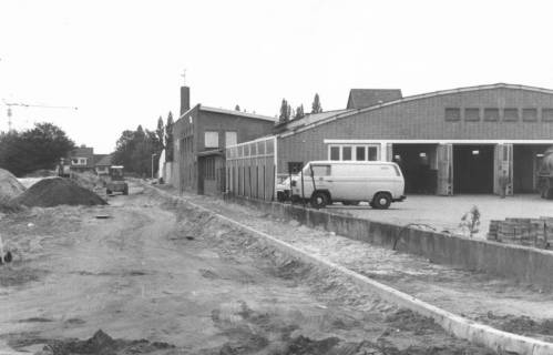 ARH Slg. Bartling 935, Landwehr 5, Gelände und Gebäude der Postbusse, Blick über die im Ausbau befindliche Arnswalder Straße nach Westen auf die Garagen, Neustadt a. Rbge, um 1975