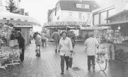 ARH Slg. Bartling 948, Marktstraße 34, Platz vor der Sparkasse und neben dem ev.-luth. Kreiskirchenamt, Weihnachtsmarkt mit Karussell und Glühweinstand (2 Ex.), Neustadt a. Rbge., um 1980