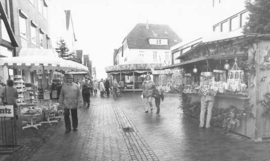 ARH Slg. Bartling 949, Marktstraße 34, Platz vor der Sparkasse und neben dem ev.-luth. Kreiskirchenamt, Weihnachtsmarkt mit Karussell und Lebkuchenstand, Neustadt a. Rbge., um 1980