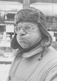 ARH Slg. Bartling 956, Porträtfoto eines älteren Mannes mit Brille und Fellmütze, um 1975
