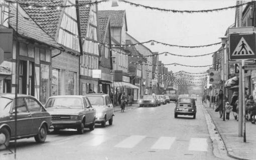 ARH Slg. Bartling 959, Leinstraße 1, Blick in die vorweihnachtlich geschmückte Straße nach Norden auf die westlichen Häuserfronten, Neustadt a. Rbge., 1974