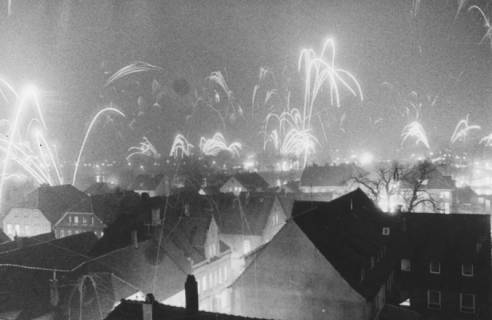 ARH Slg. Bartling 961, Altstadt, Silvester-Feuerwerk, Blick vom Dach der Kreissparkasse über die Dächer nach Nordosten, Neustadt a. Rbge., 1974