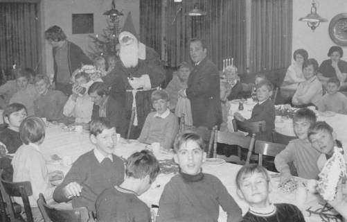 ARH Slg. Bartling 963, Weihnachtsfeier der Schüler des TSV, Verteilung der Geschenke durch einen Weihnachtsmann, Neustadt a. Rbge., um 1975