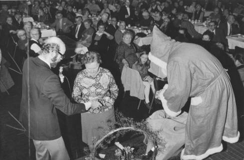 ARH Slg. Bartling 965, Freizeitzentrum, Weihnachtsfeier, Verteilung der Geschenke durch den Weihnachtsmann, Neustadt a. Rbge., 1972