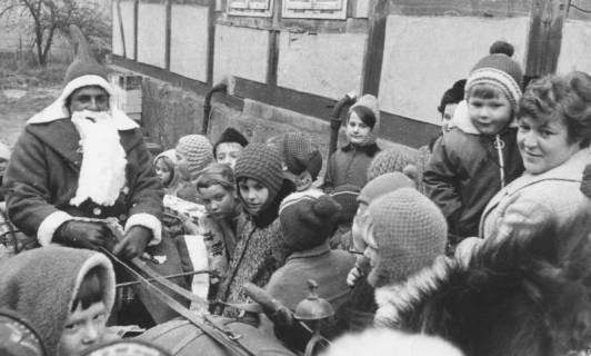 ARH Slg. Bartling 966, Weihnachtsmann auf Pferdekutsche (Sulky?), umringt von Kindern, um 1975