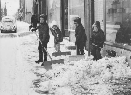 ARH Slg. Bartling 967, Kinder beim Schneeräumen in der Marktstraße, Neustadt a. Rbge., 1975