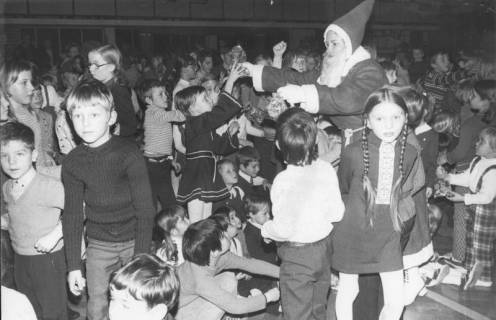 ARH Slg. Bartling 974, Bescherung von Kindern durch den Weihnachtsmann beim TSV, Neustadt a. Rbge., 1971