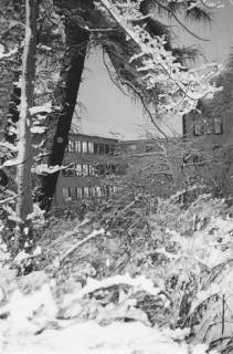 ARH Slg. Bartling 977, Blick vom Schloss Landestrost auf die Rückseite des Amtsgerichts im Schnee, Neustadt a. Rbge., 1970