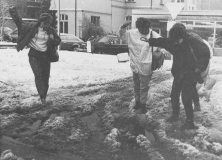 ARH Slg. Bartling 984, Fußgängerinnen stapfen durch den Schneematsch auf dem Bahnhofsvorplatz hinter dem Haus Wunstorfer Straße 2, Neustadt a. Rbge., um 1985