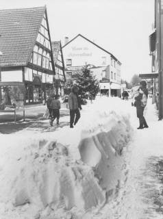 ARH Slg. Bartling 988, Windmühlenstraße (vor Haus Nr. 20) im Schnee, in der Straßenmitte der zusammengeräumte Schnee, Neustadt a. Rbge., um 1975