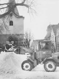 ARH Slg. Bartling 989, Schneeräumung durch einen Frontlader (der Firma Baumann & Todtenhaupt) auf dem Kirchplatz, Neustadt a. Rbge., 1987