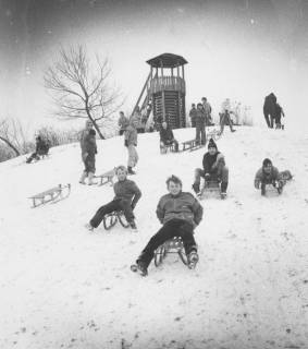 ARH Slg. Bartling 990, Rodelpartie von Kindern am Abhang des Berges auf dem Spielplatz an der Albert-Schweitzer-Straße 50, Neustadt a. Rbge., um 1980